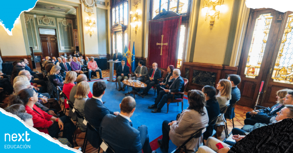 Manuel Campo Vidal modera la mesa redonda sobre cooperación iberoamericana en la Junta General del Principado de Asturias