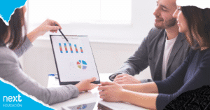 dos asesores financieros trabajando