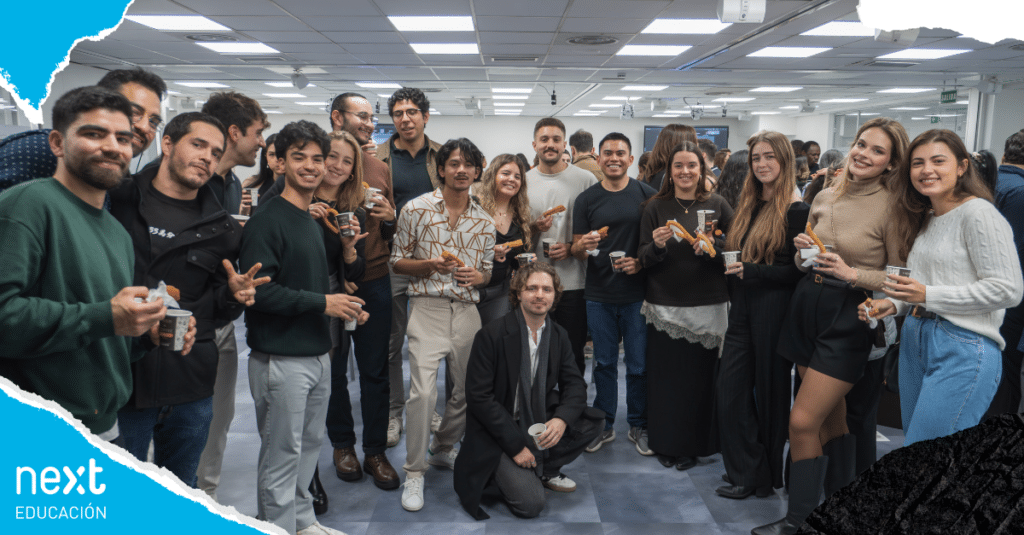 Alumnos celebrando el Brindis de Navidad 2025 en Next Educación