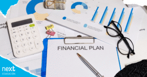 Papeles organizando un plan de negocios sobre mesa