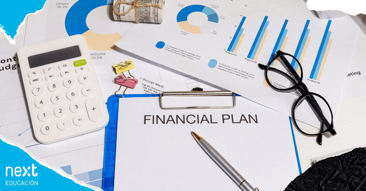 Papeles organizando un plan de negocios sobre mesa