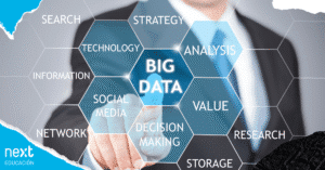 Persona señalando términos relacionados con Big Data